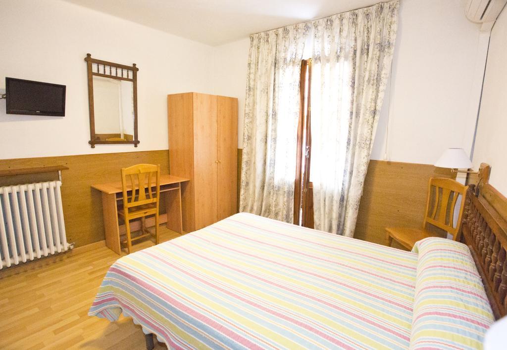 Hostal Lizana อูเอสกา ภายนอก รูปภาพ